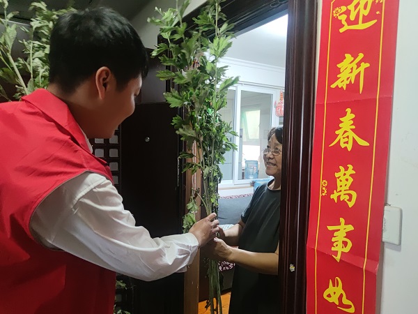 艾葉飄香 濃情端午,三箭物業(yè)開展送艾草活動