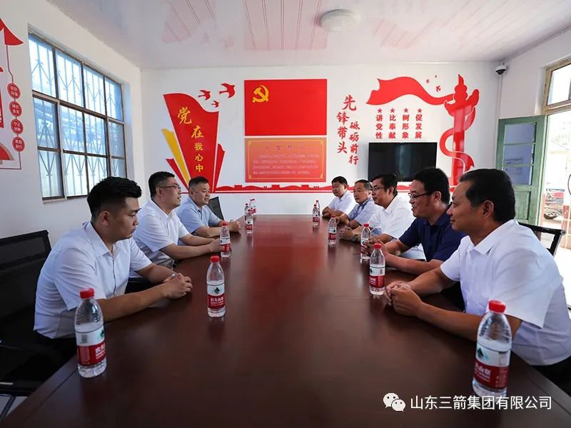 “雙節(jié)”慰問暖人心 情系鄉(xiāng)村促振興 ——三箭集團雙節(jié)前走訪慰問羊里街道辛興東北村老黨員和困難群眾